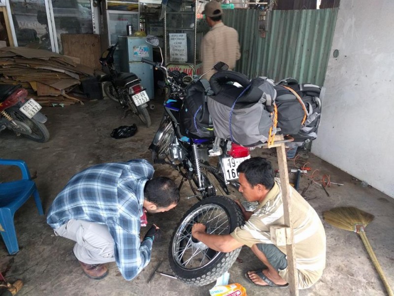 Szorgos és szakértő vietnami kezek szerelik a motort